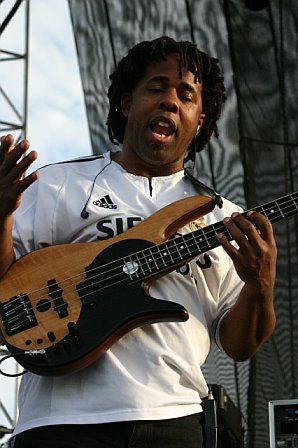 Victor Wooten with Bela Fleck at Langerado 2007