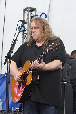 Warren Haynes Performs a Solo Acoustic Set at the Green Apple Festival 2008